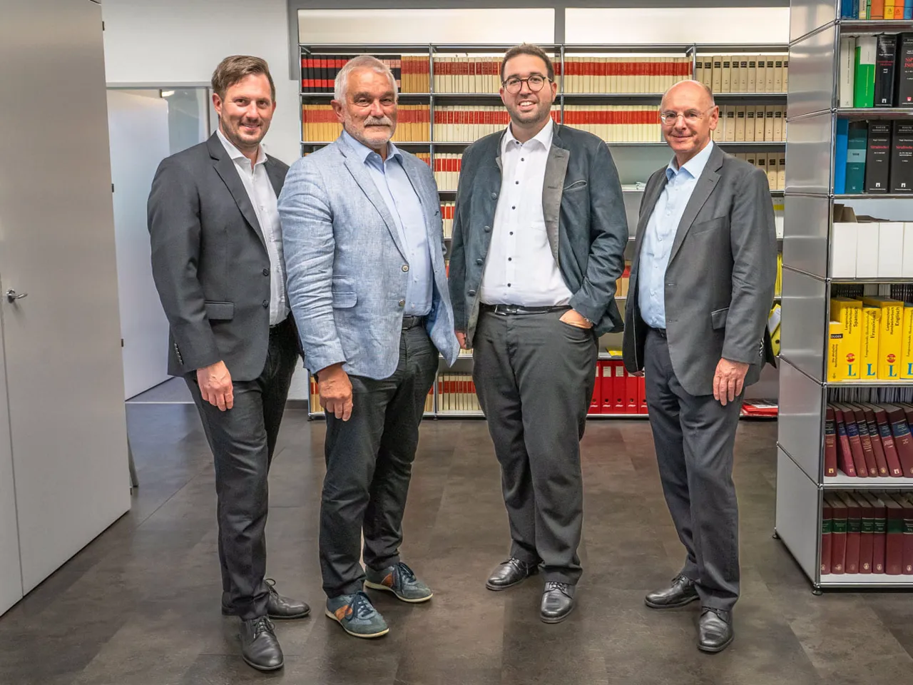 Das Team der advore rechtsanwälte ag in der Bibliothek der Kanzlei