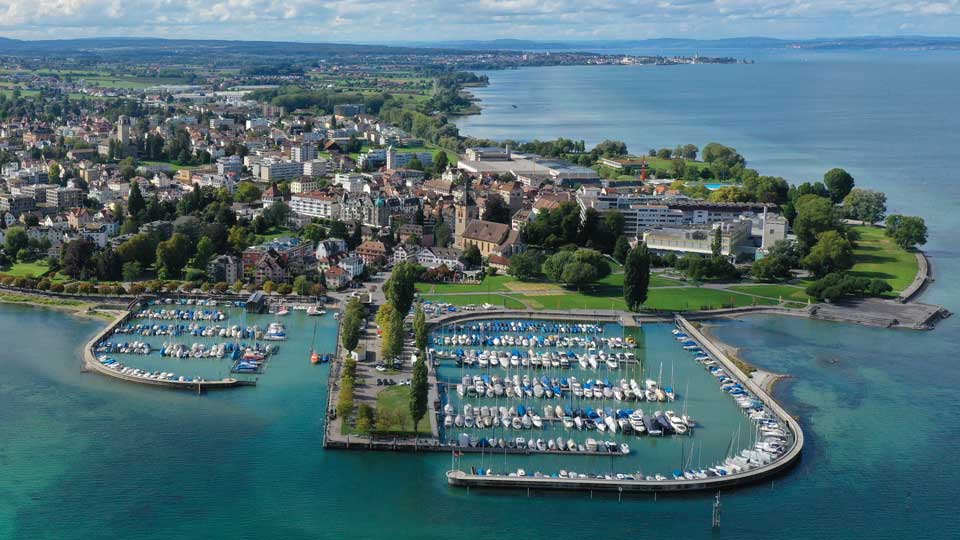 Luftaufnahme von Arbon am Bodensee mit Hafen